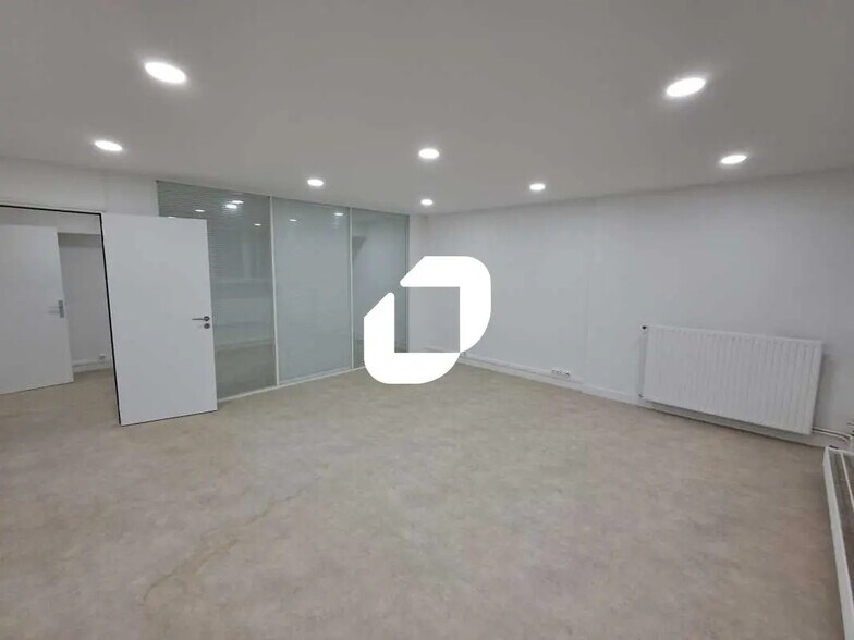 Bureau dans Nanterre à louer - Photo du bâtiment - Image 1 de 20