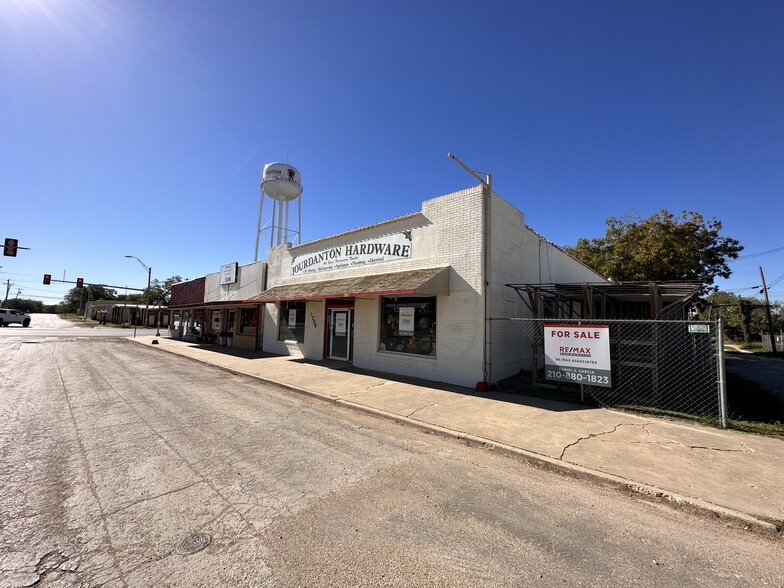 1308 Simmons Ave, Jourdanton, TX for sale - Building Photo - Image 1 of 12