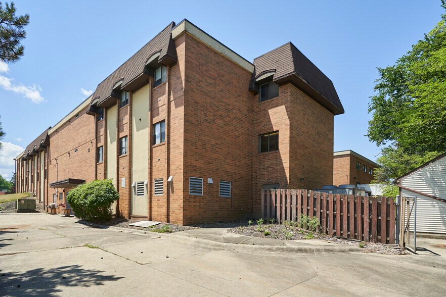 16231 Broadway Ave, Maple Heights, OH à vendre - Photo du bâtiment - Image 3 de 17