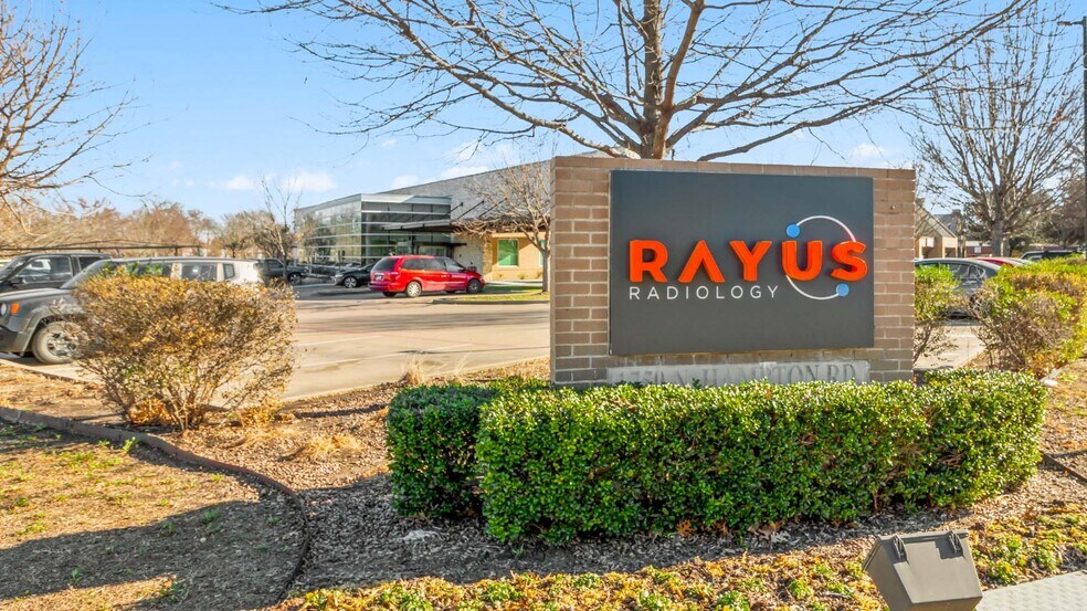 1750 N Hampton Rd, DeSoto, TX à vendre - Photo du bâtiment - Image 2 de 4