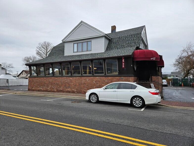 46 Woodcleft Ave, Freeport, NY à vendre - Photo du bâtiment - Image 2 de 9