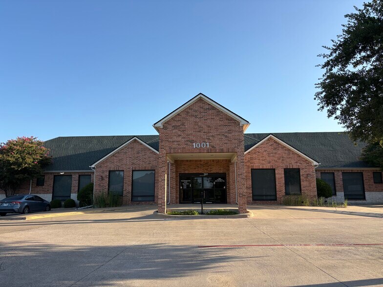 1001 Robbie Mince Way, DeSoto, TX à vendre - Photo du bâtiment - Image 3 de 9