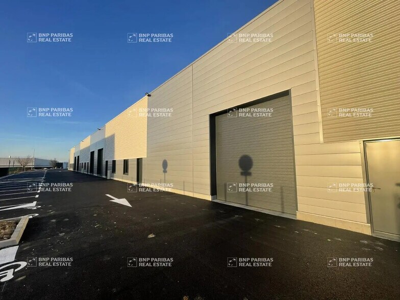 Bureau dans Flévy à louer - Photo du bâtiment - Image 3 de 12