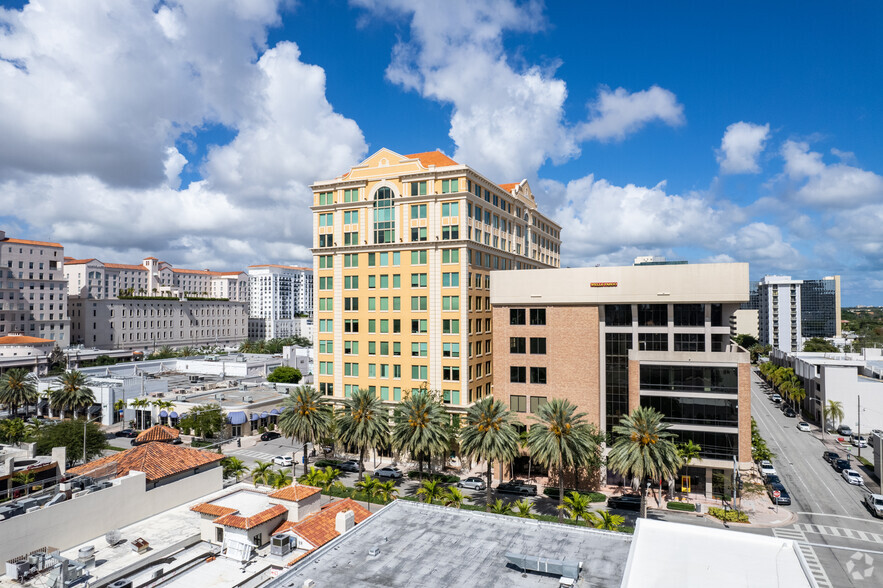 2525 Ponce de Leon Blvd, Coral Gables, FL à louer - Photo du bâtiment - Image 2 de 18