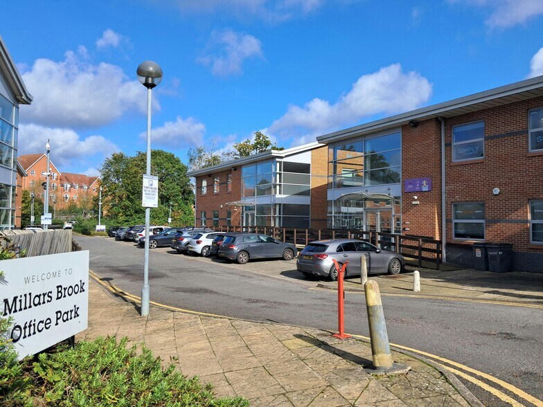 Molly Millars Ln, Wokingham à louer - Photo du bâtiment - Image 3 de 3