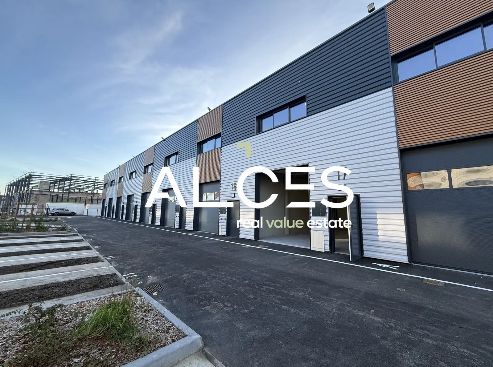 Flex in Gradignan for lease Building Photo- Image 1 of 7