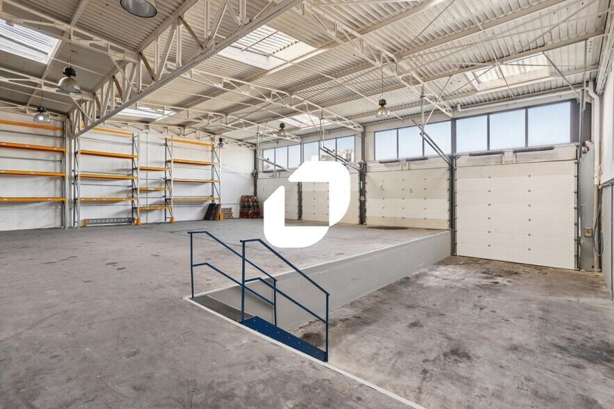 15 Rue Du Lyonnais, Saint-Priest for lease - Building Photo - Image 2 of 20