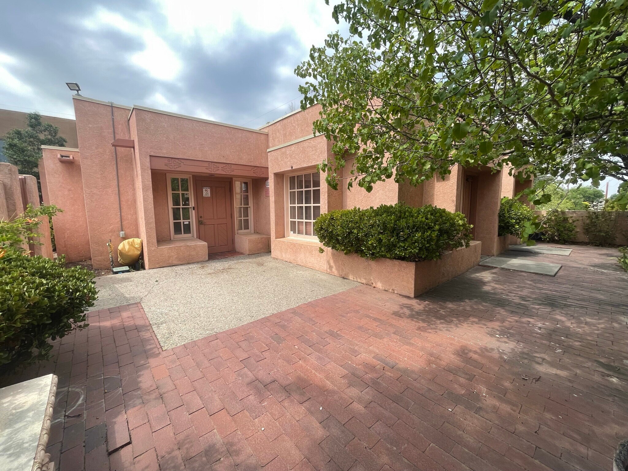 1709 Girard Blvd NE, Albuquerque, NM à louer Photo principale- Image 1 de 35