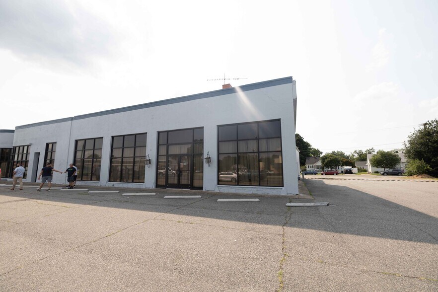 417 Jefferson Davis Hwy, Fredericksburg, VA à vendre - Photo principale - Image 1 de 8