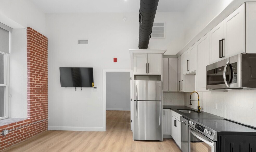 64 Mill St, Johnston, RI à vendre - Photo du bâtiment - Image 2 de 11