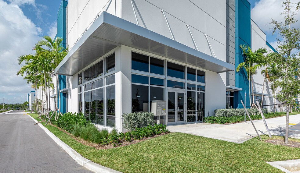1991 N Powerline Rd, Pompano Beach, FL à louer - Photo du bâtiment - Image 2 de 13
