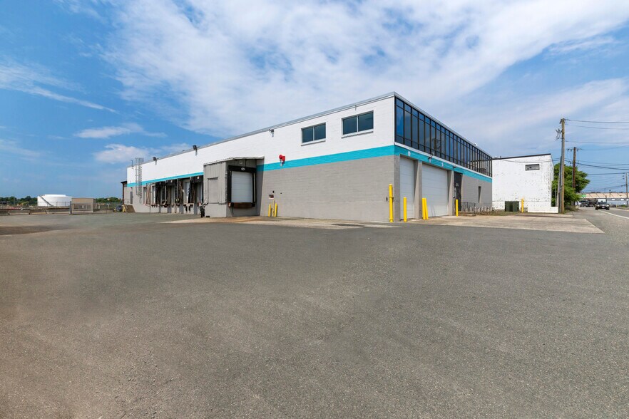 210 Beacham St, Everett, MA à louer - Photo du bâtiment - Image 2 de 8