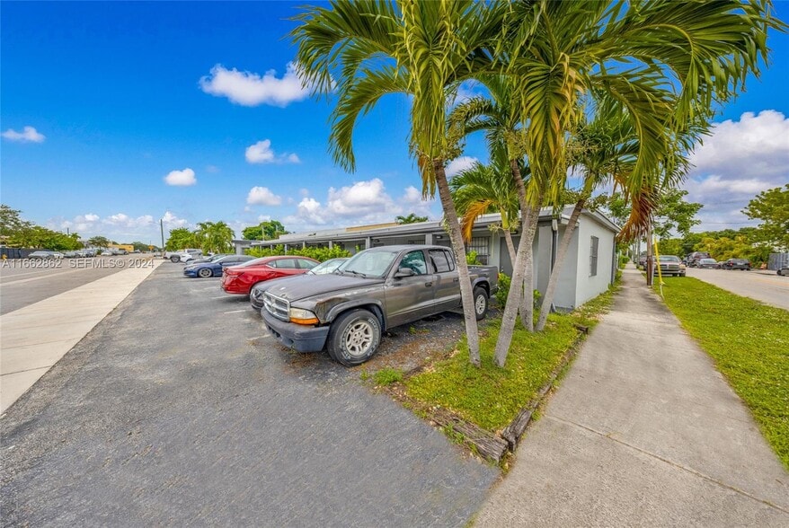 5807 SW 25th St, West Park, FL for sale - Building Photo - Image 3 of 27