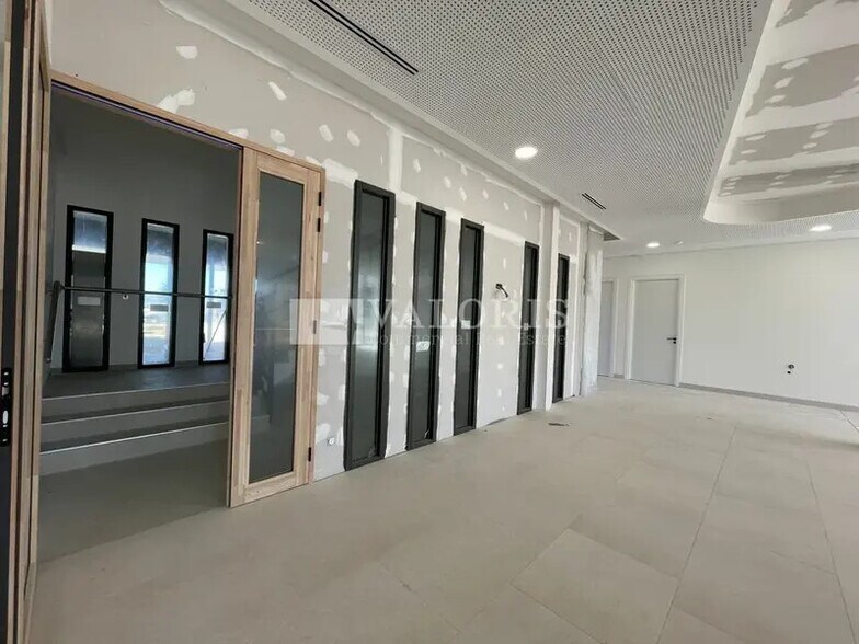 Office in Genas for lease - Building Photo - Image 2 of 14