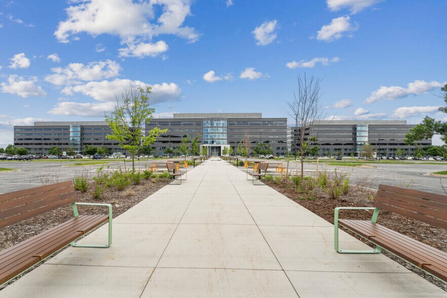 8744 Kendrick Castillo Way, Highlands Ranch, CO à louer - Photo du bâtiment - Image 2 de 15