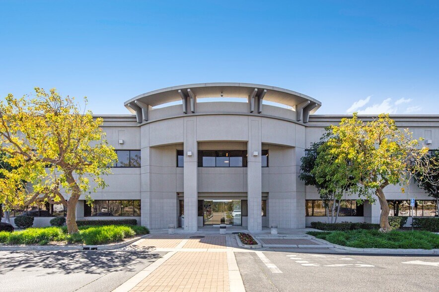 8521 Fallbrook Ave, West Hills, CA for lease - Building Photo - Image 1 of 2