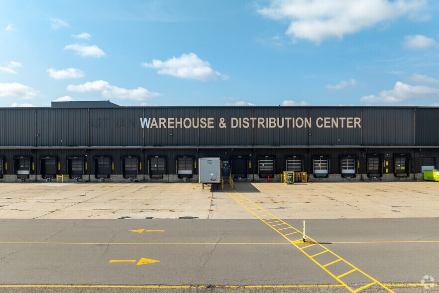 6500 14 Mile Rd, Warren, MI à louer - Photo du bâtiment - Image 2 de 7