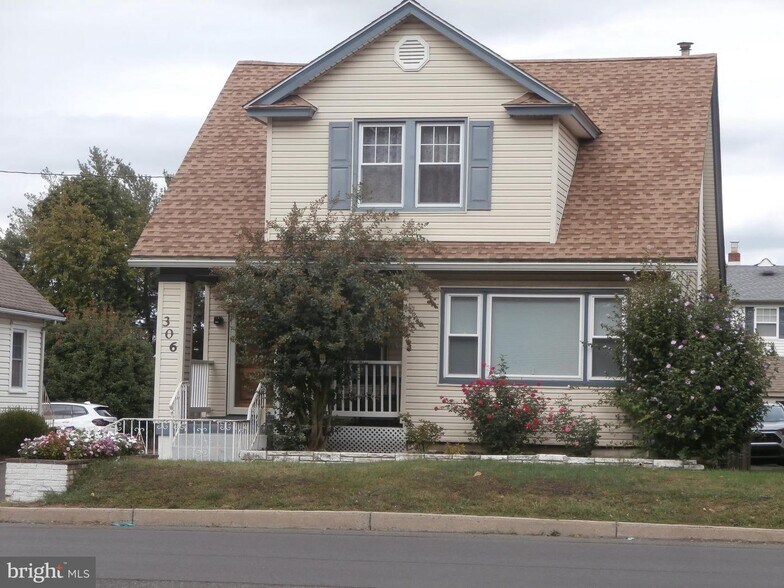 306 N Oxford Valley Rd, Fairless Hills, PA à vendre - Photo principale - Image 1 de 6