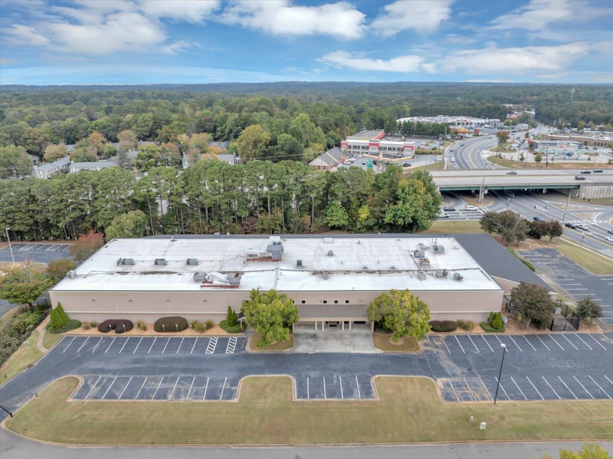 6920 Jimmy Carter Blvd, Norcross, GA à louer Photo du bâtiment- Image 1 de 9