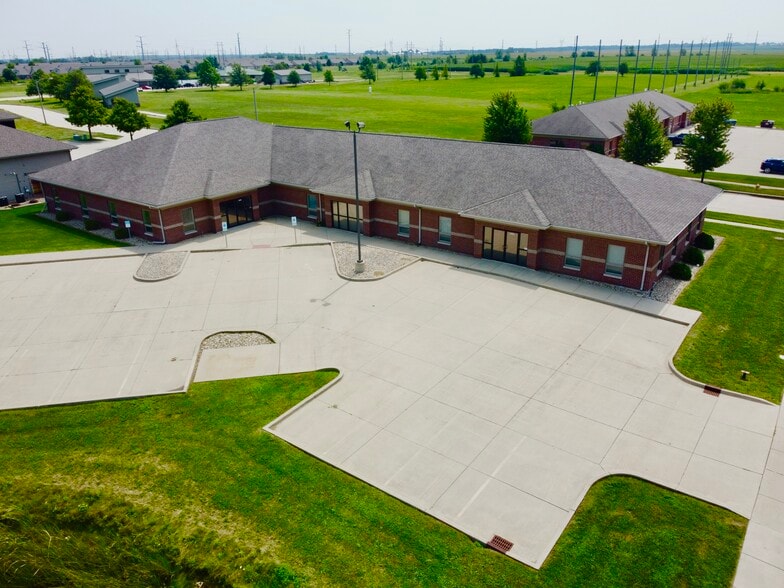 1602 Tullamore Ave, Bloomington, IL for sale - Primary Photo - Image 1 of 13