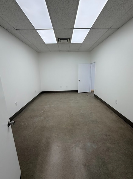 4729-4747 Devitt Dr, Cincinnati, OH for lease - Building Photo - Image 3 of 6