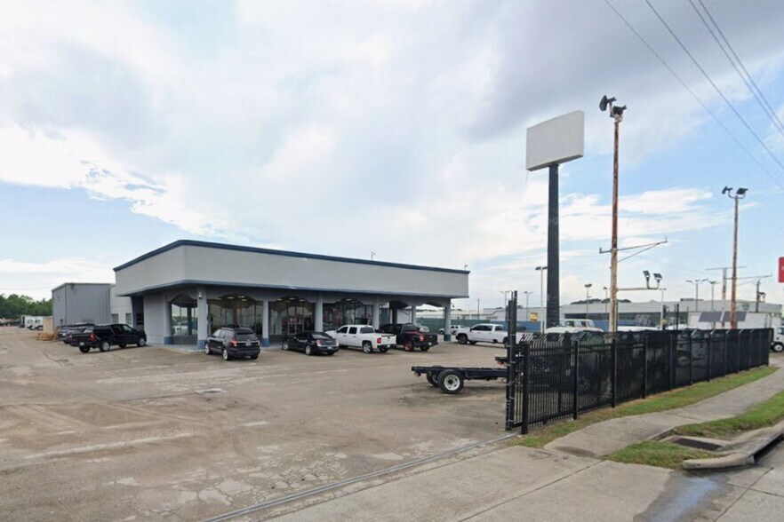 8455 North Fwy, Houston, TX à louer - Photo du bâtiment - Image 2 de 2