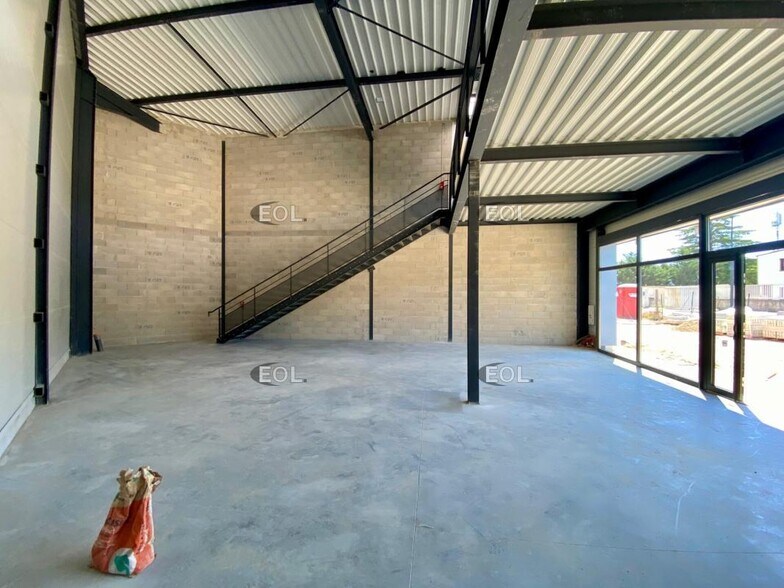 Flex in Roquevaire for lease - Interior Photo - Image 3 of 4