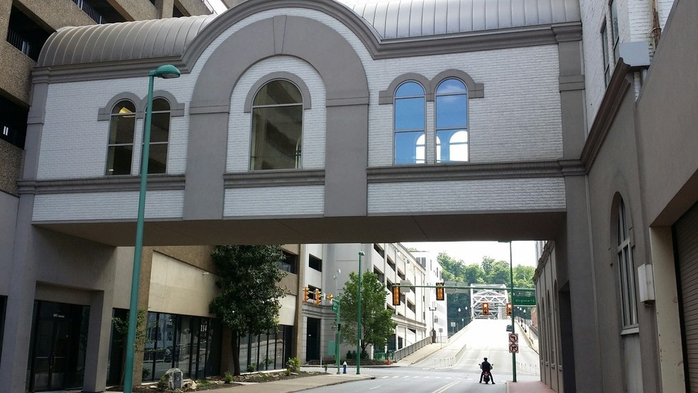 900 Virginia St E, Charleston, WV à louer - Photo du bâtiment - Image 2 de 7