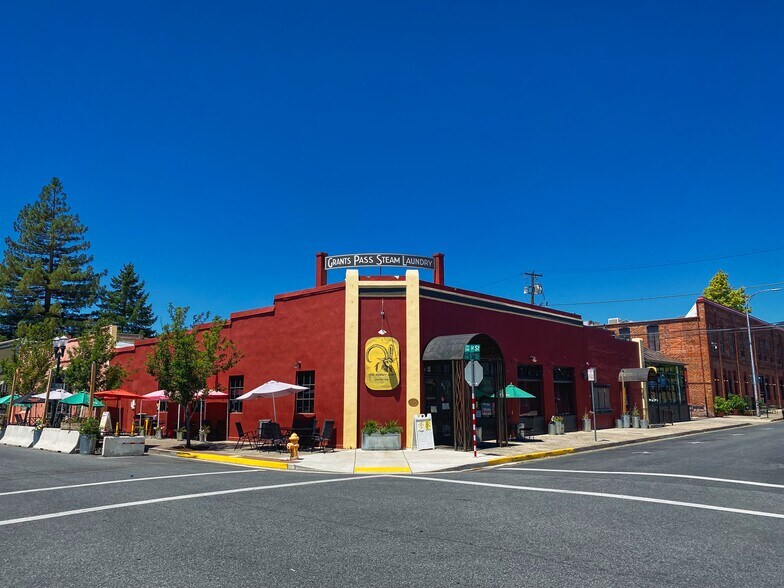 234 SW 5th St, Grants Pass, OR à louer - Photo du bâtiment - Image 3 de 16