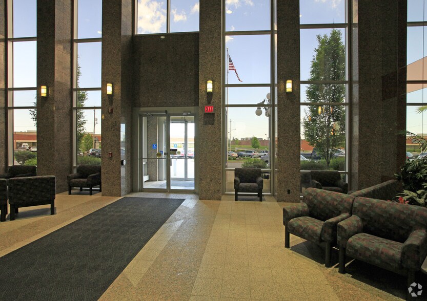 7575 Northcliff Ave, Brooklyn, OH à louer - Hall d’entrée - Image 3 de 4