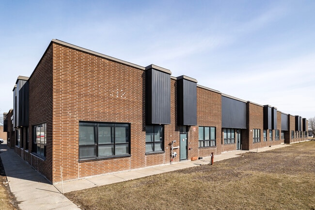 More details for 825 Rue Tecumseh, Dollard-des-Ormeaux, QC - Industrial for Lease