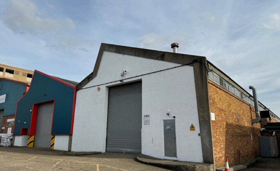 15-23 Greenhill Crescent, Watford à louer - Photo principale - Image 2 de 3