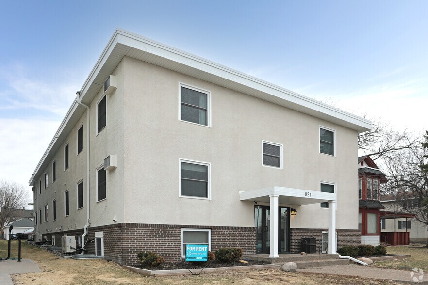 821 Marshall St NE, Minneapolis, MN à vendre - Photo principale - Image 1 de 1