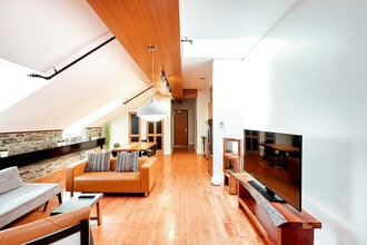 1312 Rue Sainte-Catherine O, Montréal, QC for lease Building Photo- Image 2 of 4