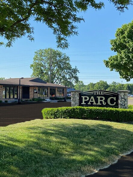 7399 Middlebelt Rd, West Bloomfield, MI à louer - Photo du bâtiment - Image 3 de 8