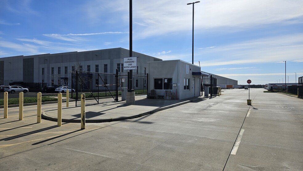 1010 Brewbaker Dr, Saint Elmo, IL for lease - Building Photo - Image 3 of 15