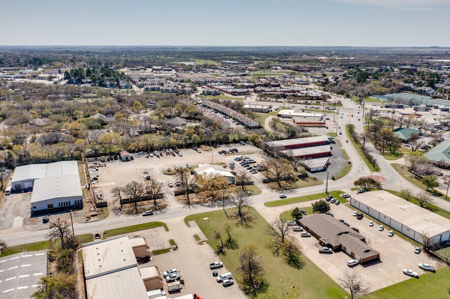 1012 Shady Oaks Dr, Denton, TX à louer - Photo du bâtiment - Image 3 de 8