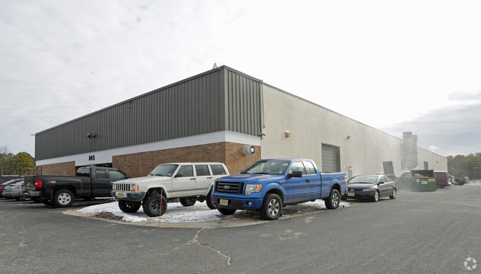 845 Towbin Ave, Lakewood, NJ à louer - Photo du bâtiment - Image 3 de 4