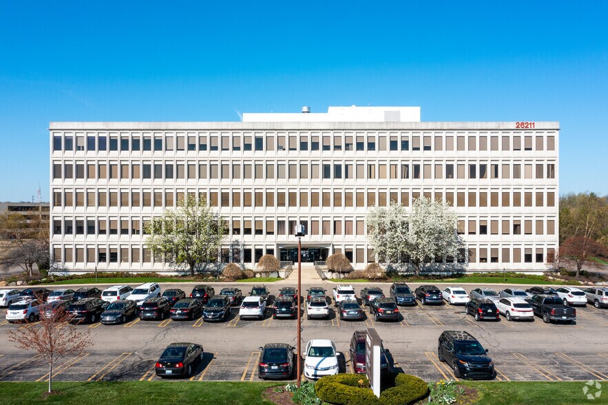 26211 Central Park Blvd, Southfield, MI à louer - Photo du bâtiment - Image 3 de 21