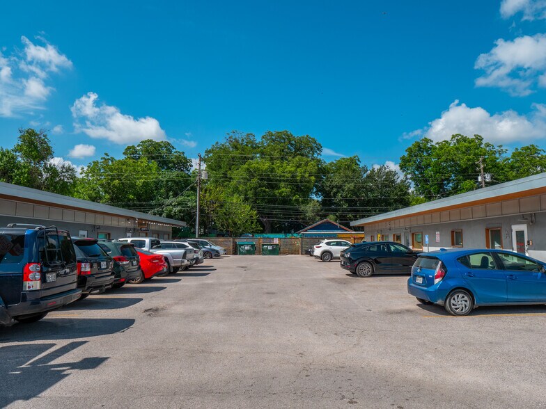 1711 E Cesar Chavez St, Austin, TX à louer - Photo du bâtiment - Image 3 de 11