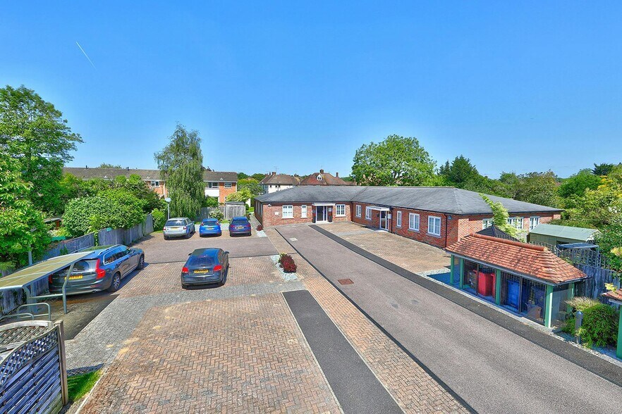 Dedmere Rd, Marlow à vendre - Photo du bâtiment - Image 2 de 8