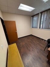 138 E Mistletoe Ave, San Antonio, TX for lease Building Photo- Image 2 of 3