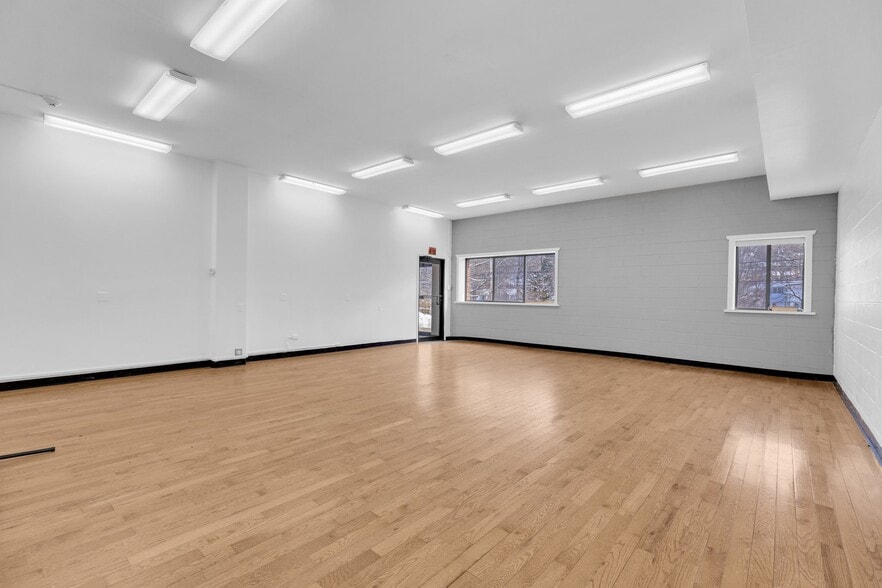 215 Bridgeport Ave, Shelton, CT for lease - Interior Photo - Image 2 of 19