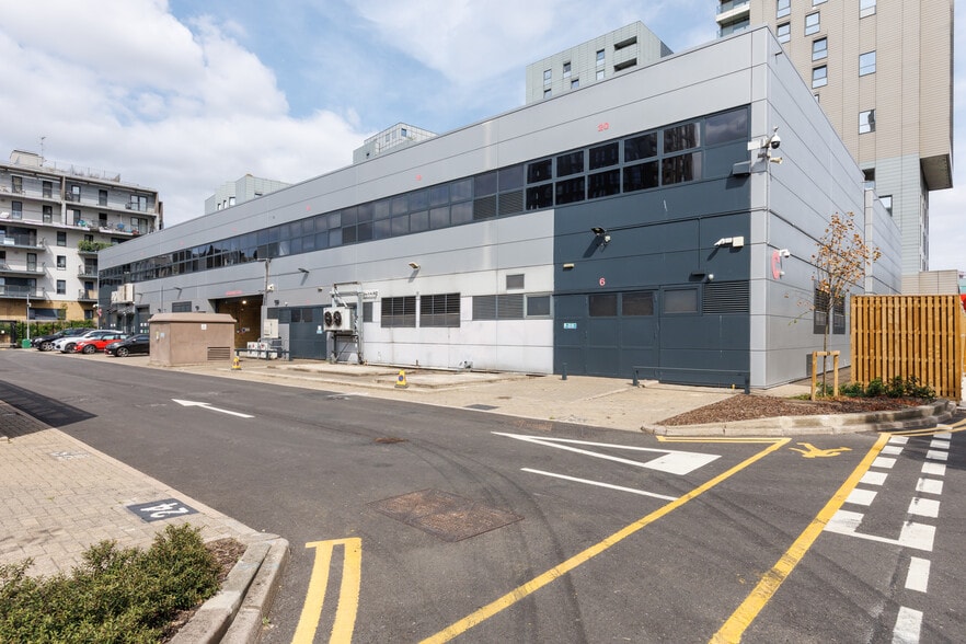 10 Prestons Rd, London for lease - Primary Photo - Image 2 of 11