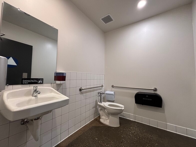 17531 Griffin Ln, Huntington Beach, CA for sale - Building Photo - Image 3 of 18