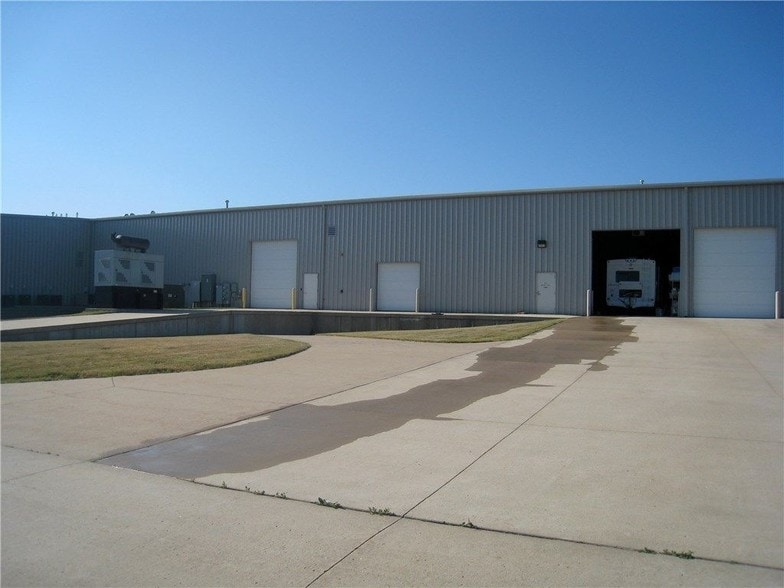 921-929 Marthas Way, Hiawatha, IA for sale - Building Photo - Image 3 of 33