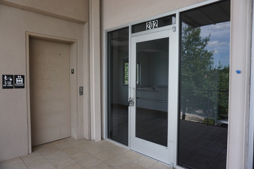 156 W Sunset Rd, San Antonio, TX for lease - Building Photo - Image 2 of 7