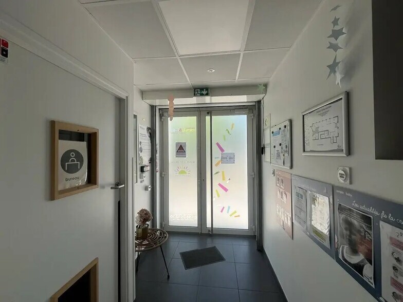 Retail in Lyon for lease - Lobby - Image 3 of 15