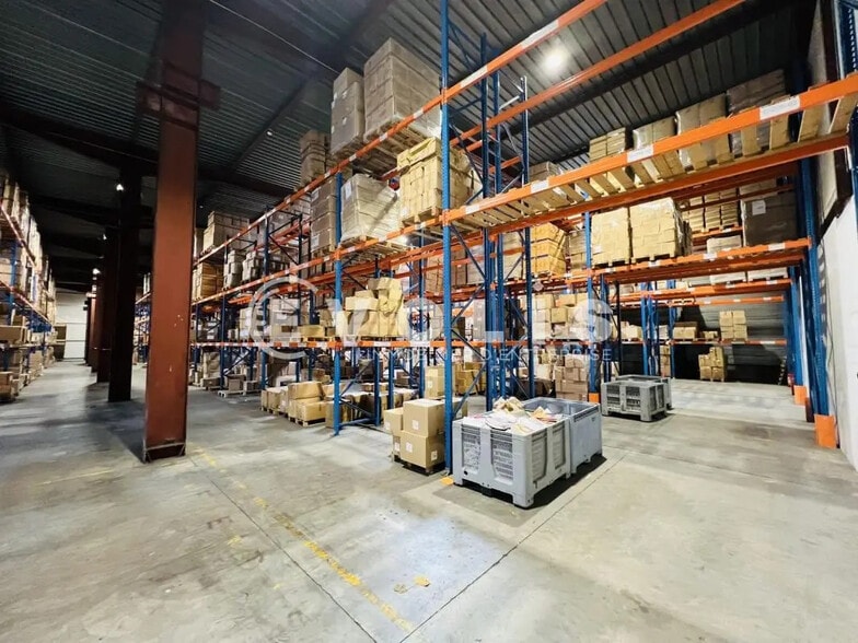 Flex in Émerainville for lease - Interior Photo - Image 3 of 10