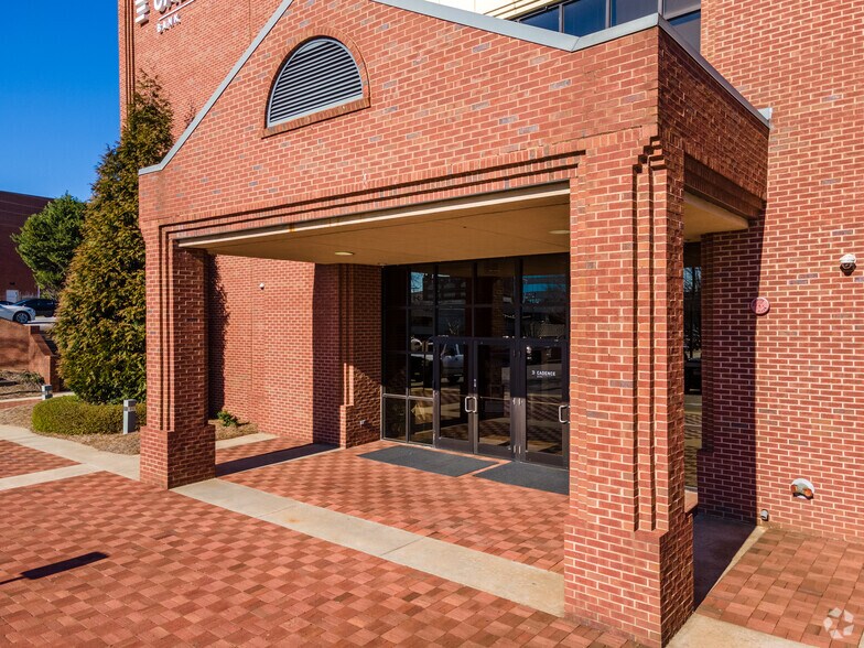 500 Jesse Jewell Pkwy SE, Gainesville, GA à louer - Photo du bâtiment - Image 3 de 7